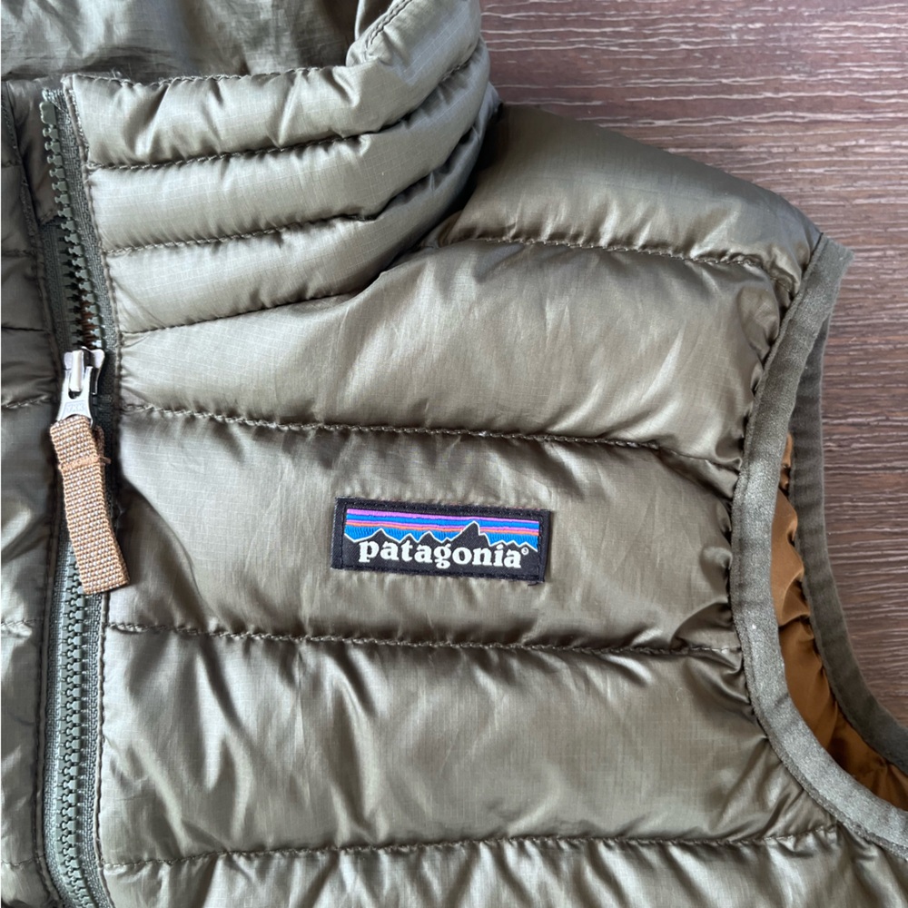 NWOT Patagonia Kids Puffer Down Sweater Vest Size Small olive Green - Picture 3 of 5